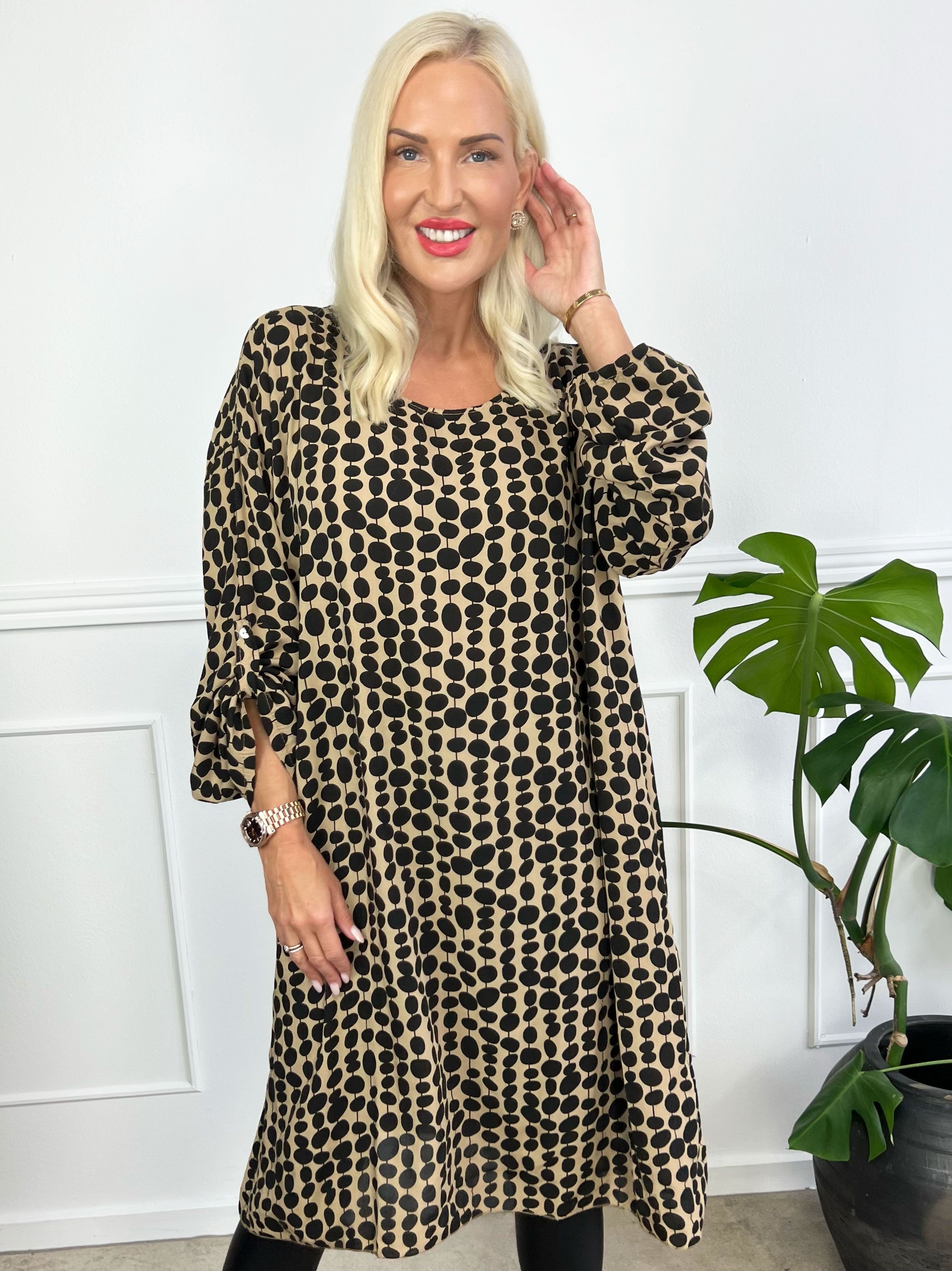 Dido - Söt ljus tunikaklänning i viskos med prickar